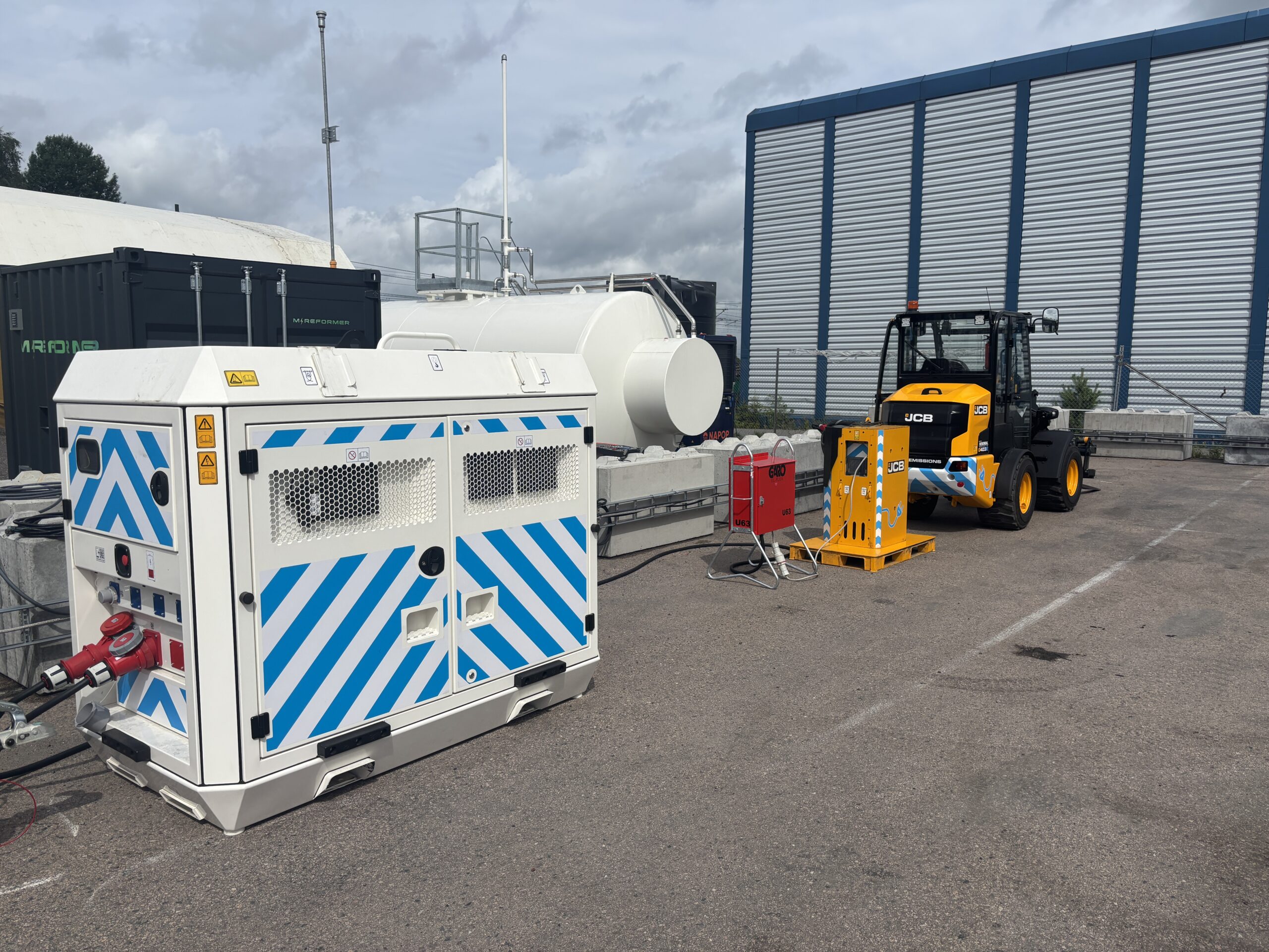 JCB 3.75QE Powerpack har 69 kWh total lagringskapasitet og kan levere 36 kW kontinuerlig effekt. Batteriet fungerer som energilager og effektbuffer, mens hydrogenaggregatet kan fylle energi tilbake til batteriet når det er behov for det. (Foto: Rosendal Maskin)
