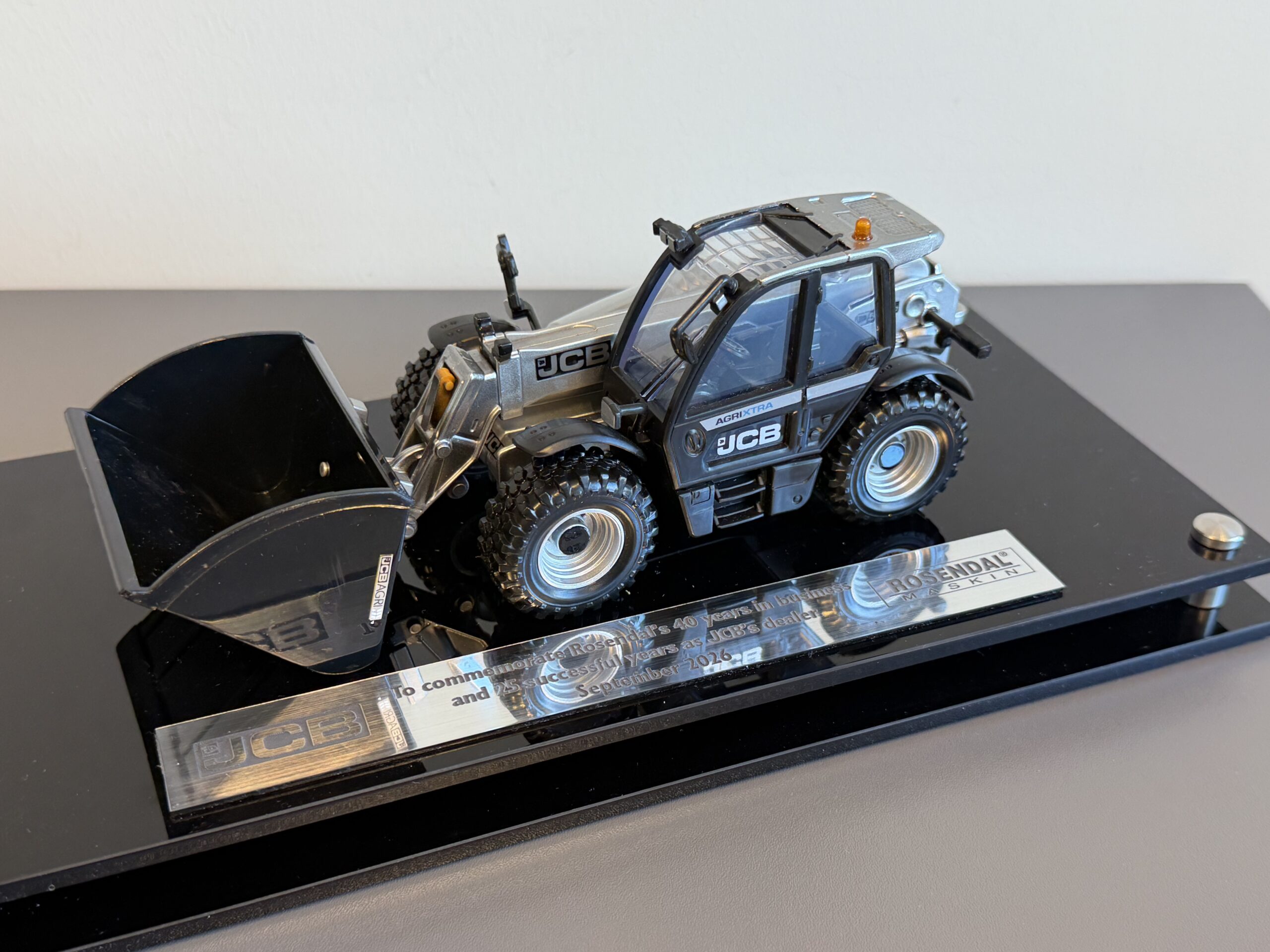 Gave fra JCB til Rosendal Maskin i anledning 25 års samarbeid. (Foto: Rosendal Maskin)