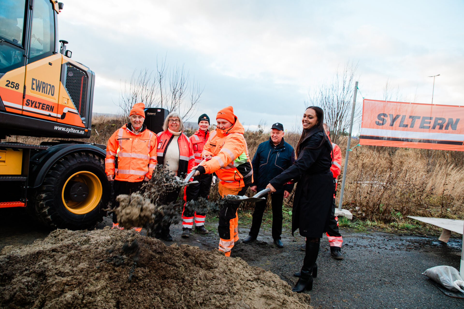 Lærling hos Syltern AS, Steffen Øverli Vold fra Snåsa, fikk sammen med samferdselsminister Kamzy Gunaratnam (Ap), æren av å ta første spadetak i prosjektet E10 Evenes Flyplasskryss. (Foto: Martin Haagensen, Statens vegvesen)
