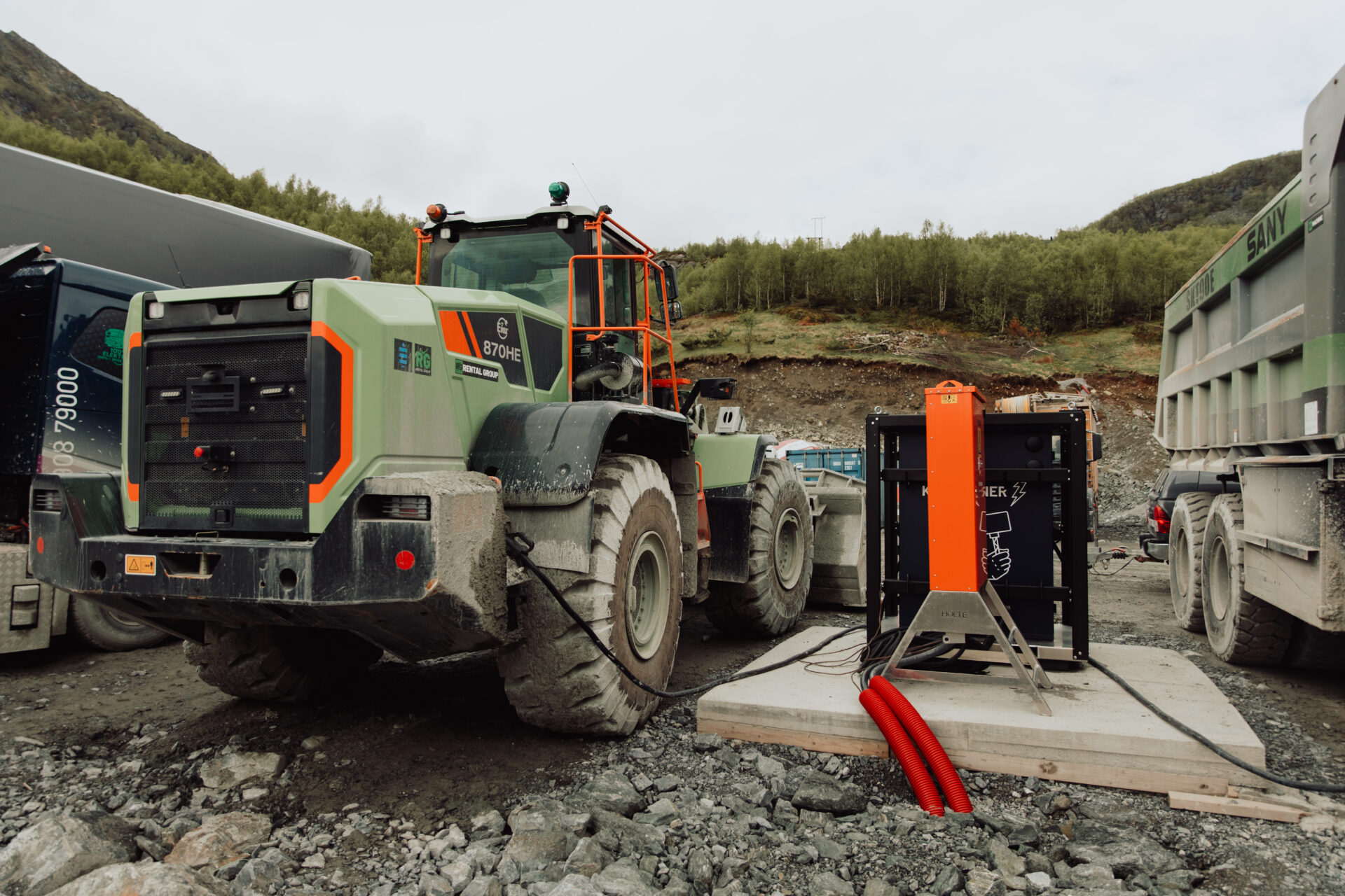 Statens vegvesen har et spesielt ansvar for å legge til rette for krafttilgang til anlegg. Bildet viser en dumper og en hjullaster som står til lading i prosjektet E134 Røldal-Seljestad. (Foto: Karoline Rage, Statens vegvesen)