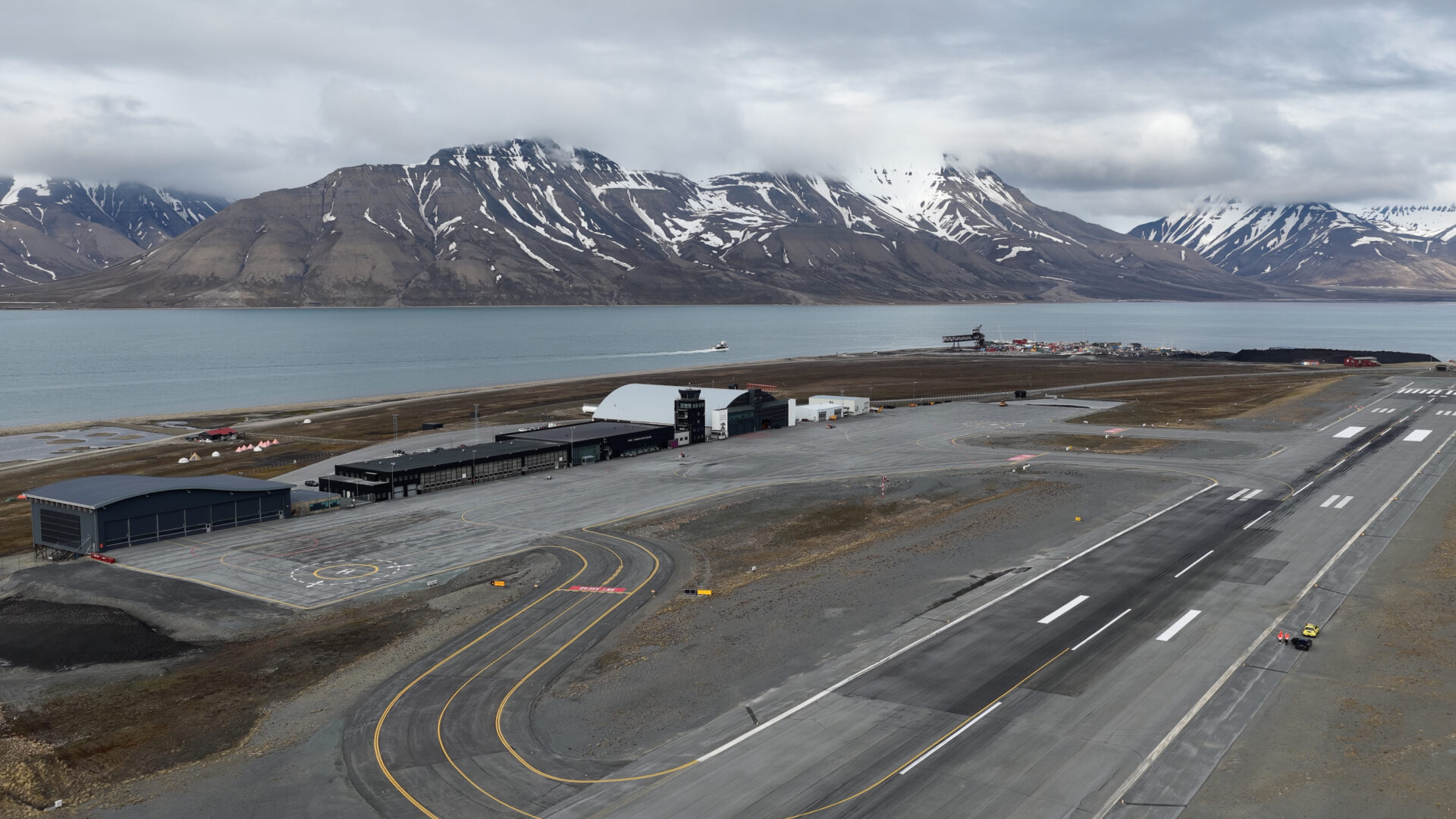 Velde Asfalt skal legge 24 000 tonn asfalt på Svalbard lufthavn neste år. (Foto: Avinor/Øystein Løwer)