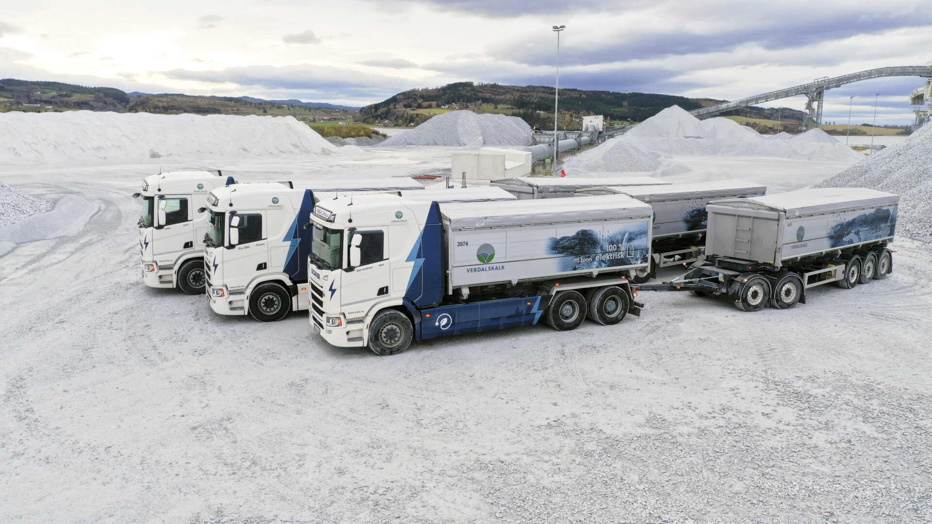 Verdalskalk tar nå i bruk tre like Scania 45 R tippbiler som skal gå med femakslede hengere og totalvekt på 70 tonn. (Foto: Scania)