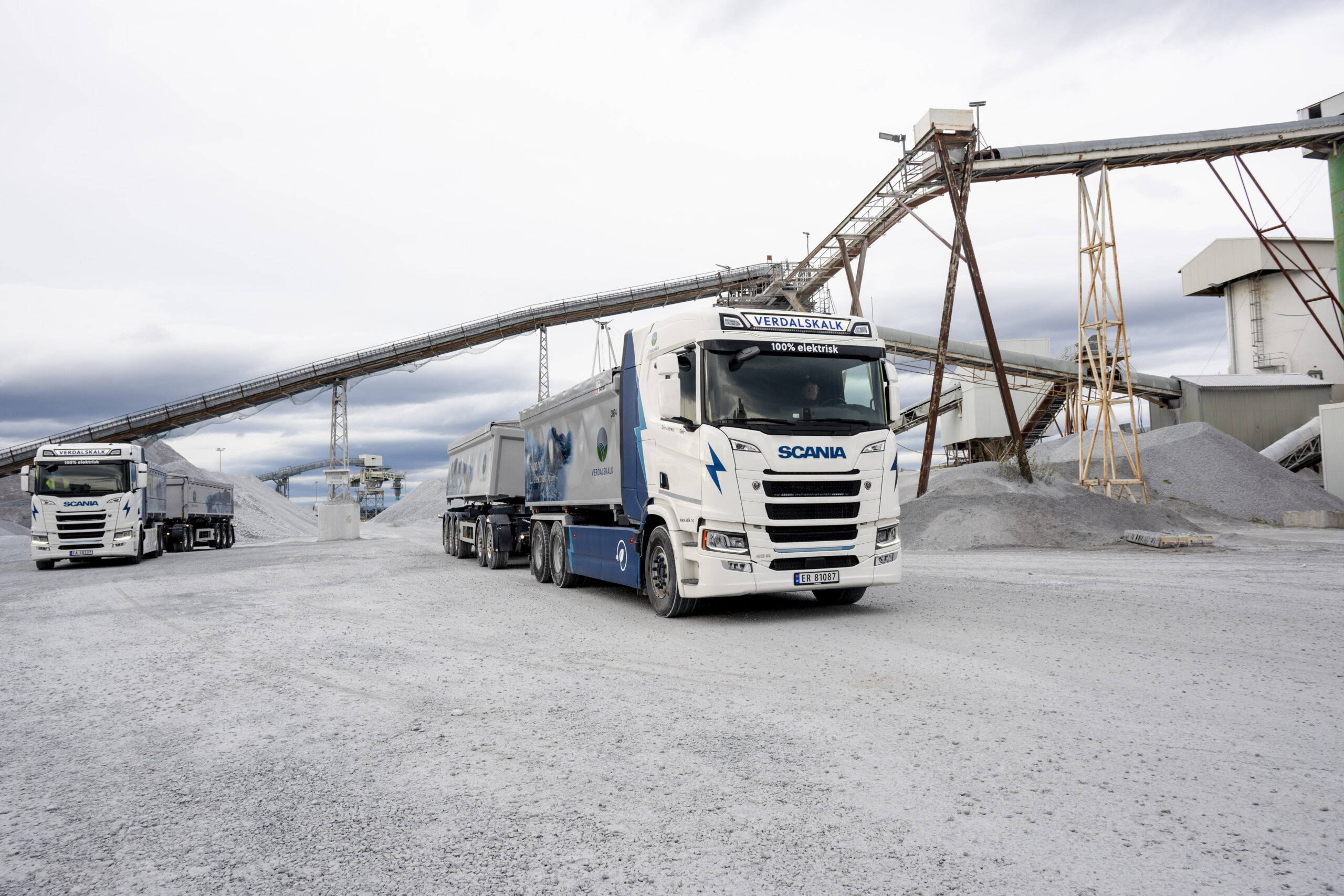 Med nye elektriske lastebiler kan Verdalskalk kjøre opp til dobbelt så mange turer mellom kalkbruddet og havna i Verdal sammenliknet med prototypebilen de kjørte. (Foto: Scania)
