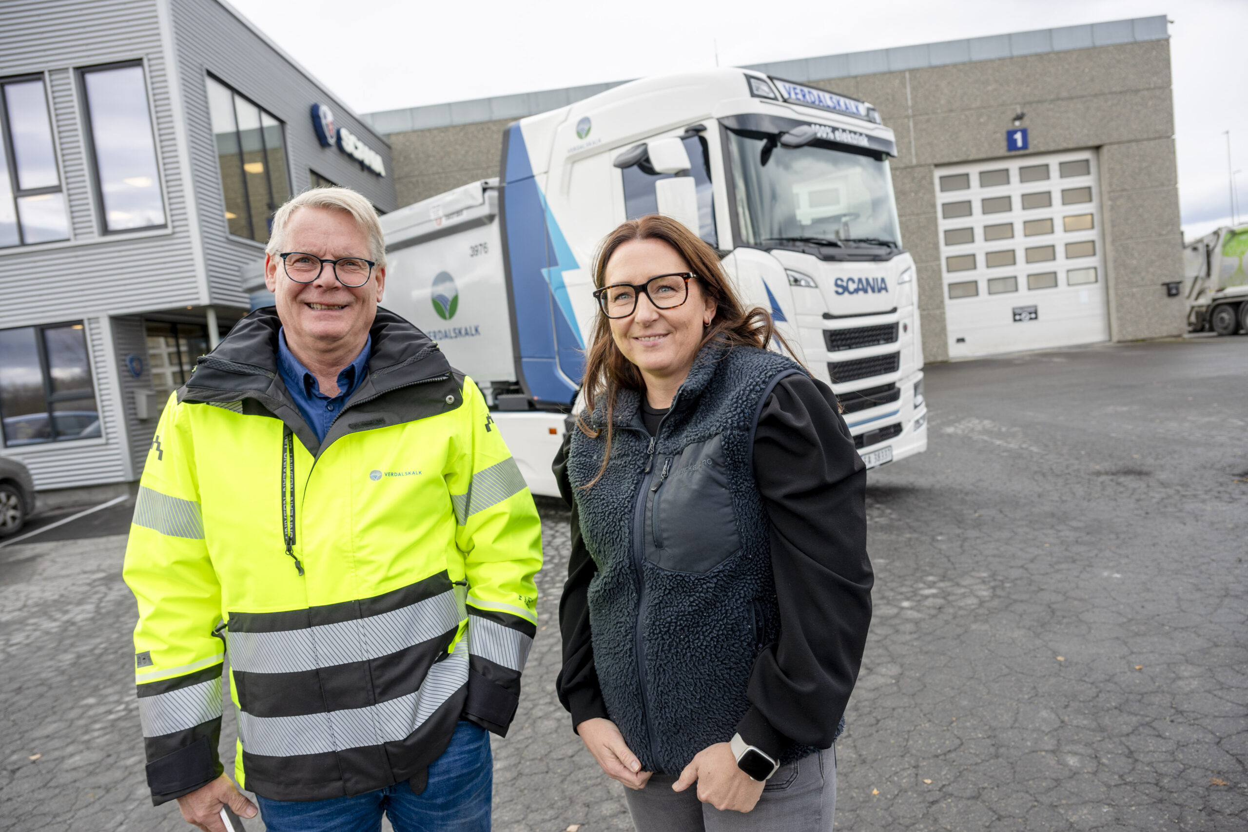 Ketil Aksnes og Elisabeth Wiik Moe i Verdalskalk er glad for at de nye elektriske Scaniaene er kommet i drift. Det er et viktig bidrag for en grønnere transport. (Foto: Scania)