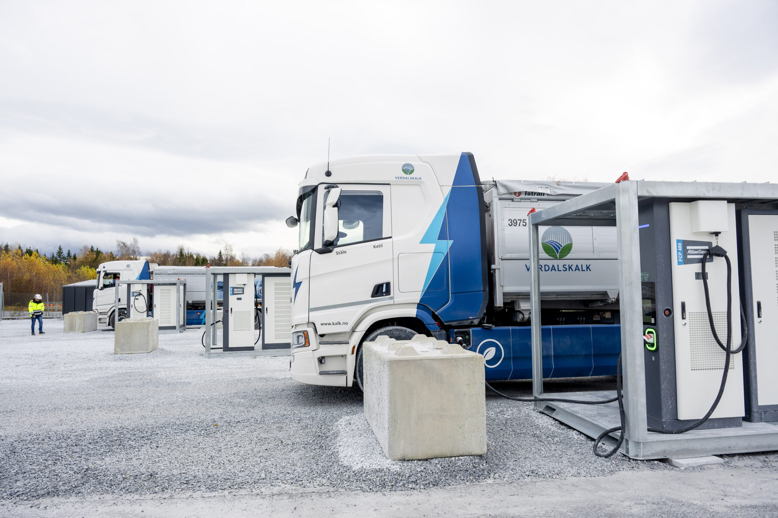 Ladeanlegget til Verdalskalk er bygget med kapasitet til åtte biler, og kan oppgraderes både på antall ladepunkter og effekt. (Foto: Scania)