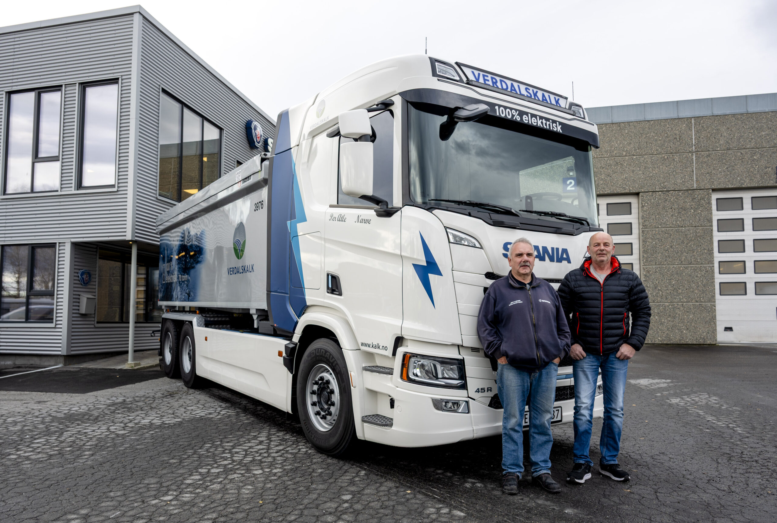 Per Atle Bye og Narve Arnstein Østerås kjører den nyeste elektriske Scaniaen til Verdalskalk. (Foto: Scania)
