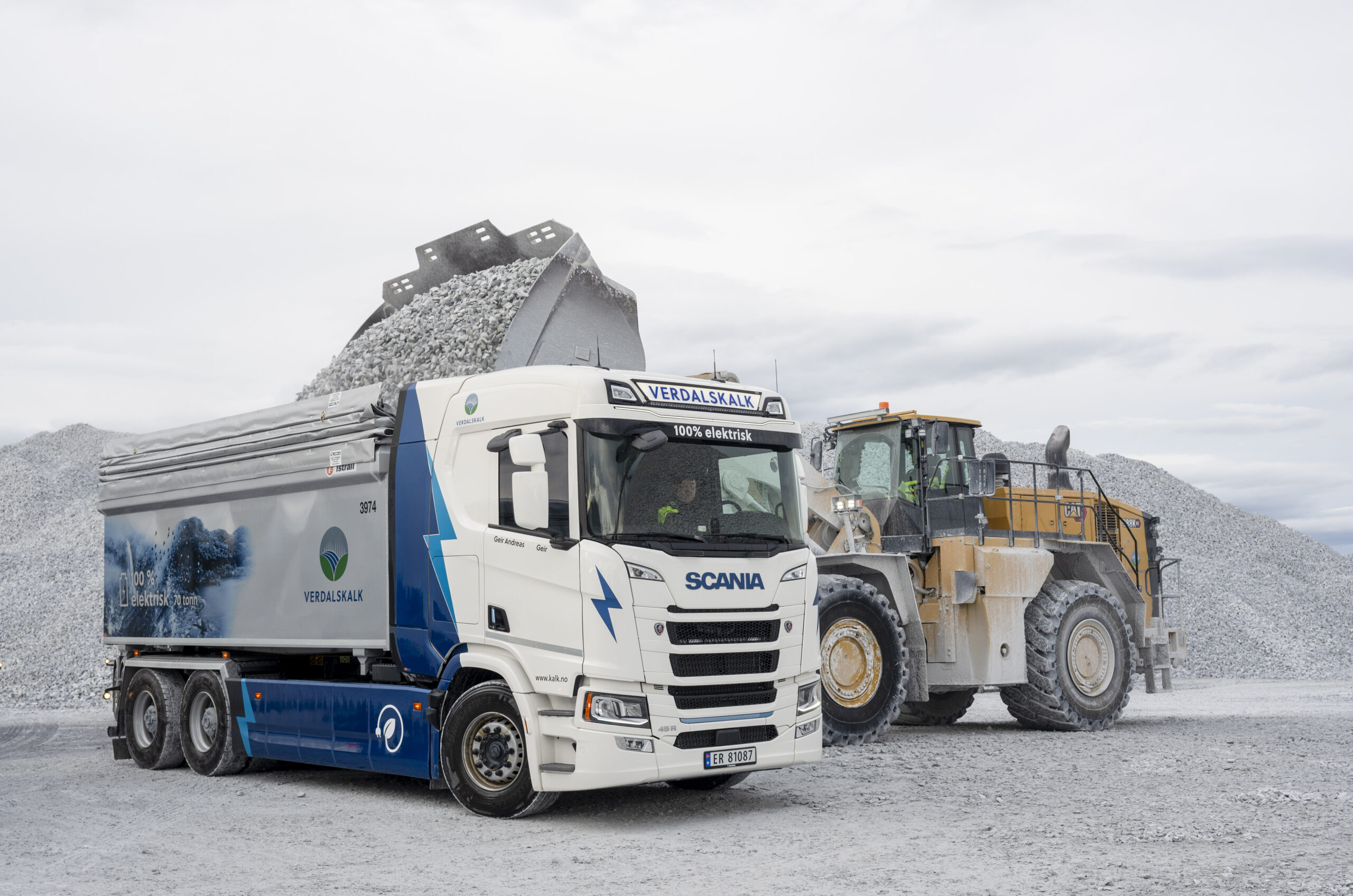 Kalkstein fra bruddet i Tromsdalen transporteres de 20 kilometerne ned til havna i Verdal og produksjonsanlegget ved Røra. (Foto: Scania)