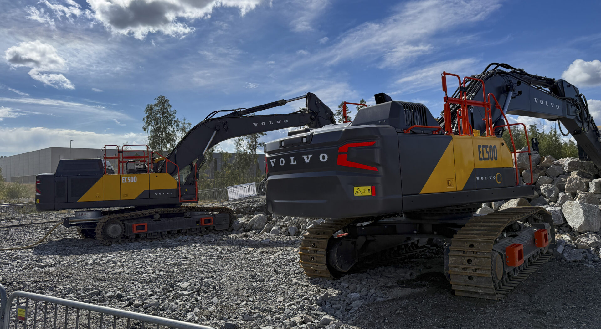 Flertall i Stortinget stemmer for et forslag som åpner for at biodrivstoff og biogass kan brukes for å oppfylle krav til utslippsfrie bygge- og anleggsplasser. Bildet viser gravemaskin med dieselmotor som kan kjøres på HVO og kabelelektrisk maskin. (Foto: Njål Hagen)