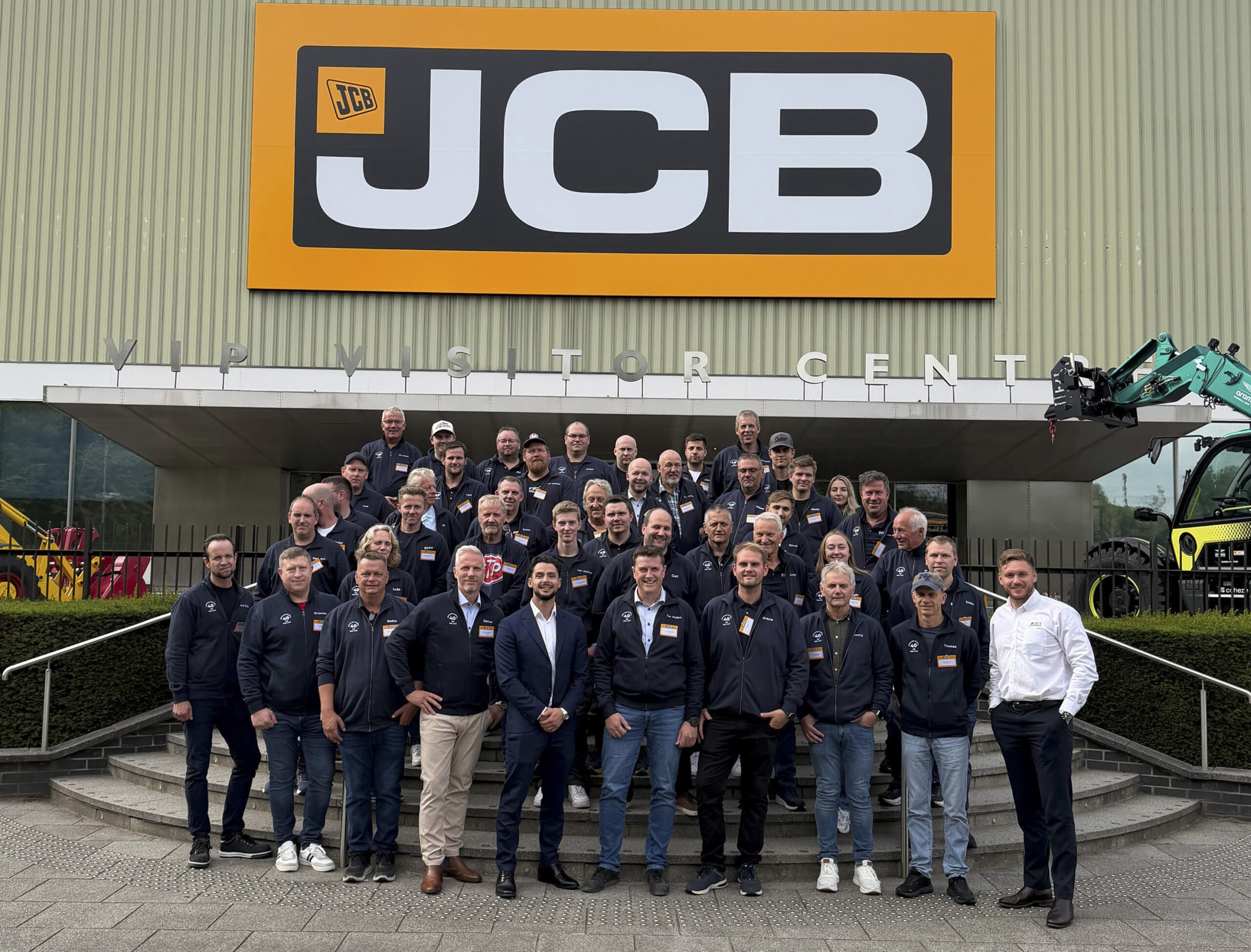 Samlet på trappen ved JCBs kundesenter. (Foto: Rosendal Maskin)